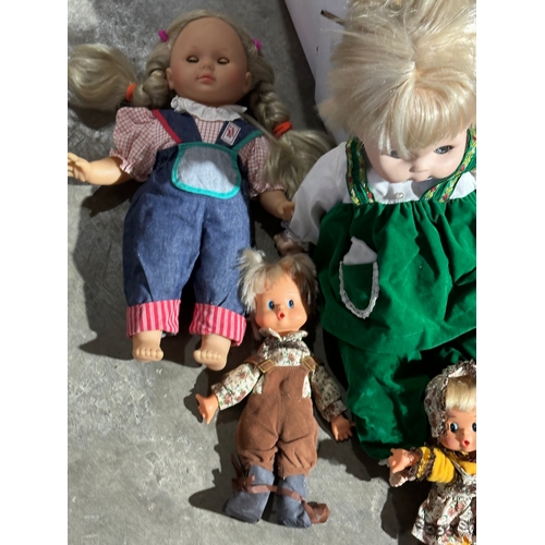 44 - A collection of vintage dolls.