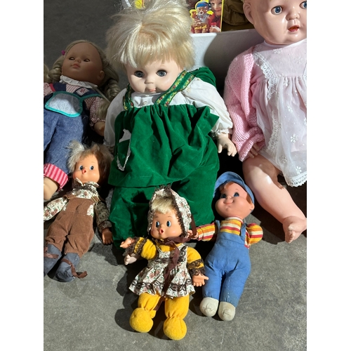 44 - A collection of vintage dolls.