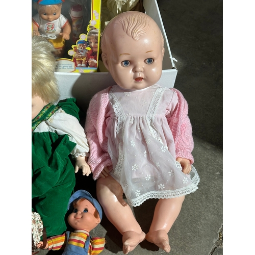 44 - A collection of vintage dolls.
