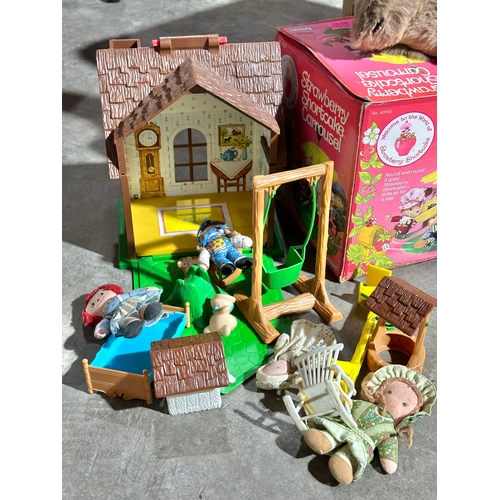 45 - A collection of vintage toys and dolls. Matilda’s Bed, Matilda’s Wardrobe. Holly Hobbie Playhouse et... 