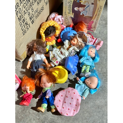 45 - A collection of vintage toys and dolls. Matilda’s Bed, Matilda’s Wardrobe. Holly Hobbie Playhouse et... 