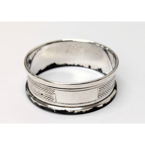 739 - A set of 4 silver napkin rings by Henry Griffith & Sons Ltd. Sheffield, 1977. Total weight 43.5g