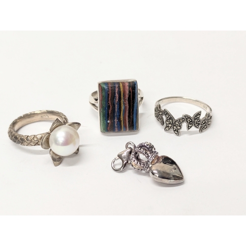 775A - A quantity of silver jewellery, including silver rings