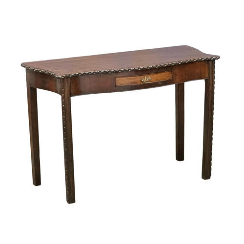 139 - A George III mahogany serpentine front side table with drawer. Circa 1780-1800. 107x51x72cm