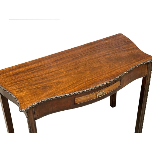 139 - A George III mahogany serpentine front side table with drawer. Circa 1780-1800. 107x51x72cm