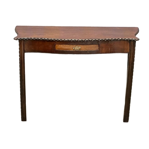 139 - A George III mahogany serpentine front side table with drawer. Circa 1780-1800. 107x51x72cm