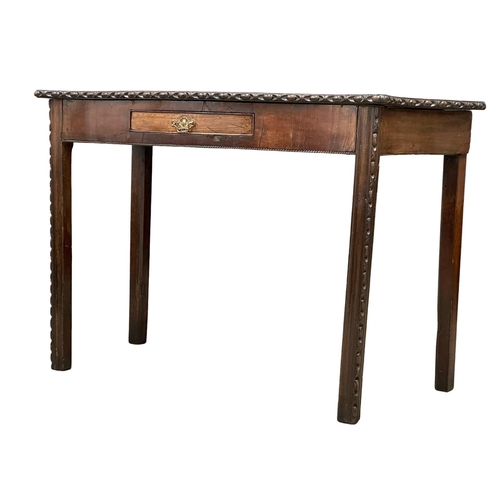 139 - A George III mahogany serpentine front side table with drawer. Circa 1780-1800. 107x51x72cm