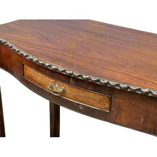 139 - A George III mahogany serpentine front side table with drawer. Circa 1780-1800. 107x51x72cm