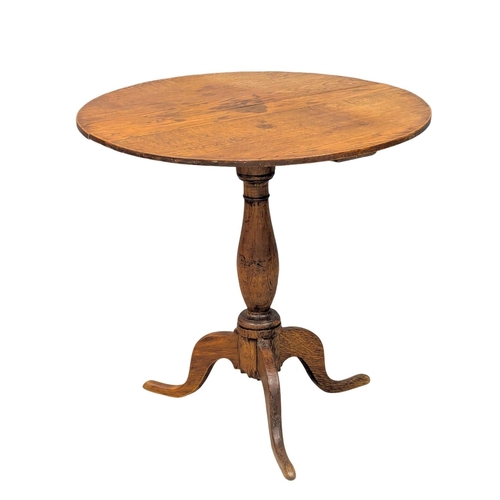 438 - A George III oak pedestal table. Circa 1790-1800. 69x65cm