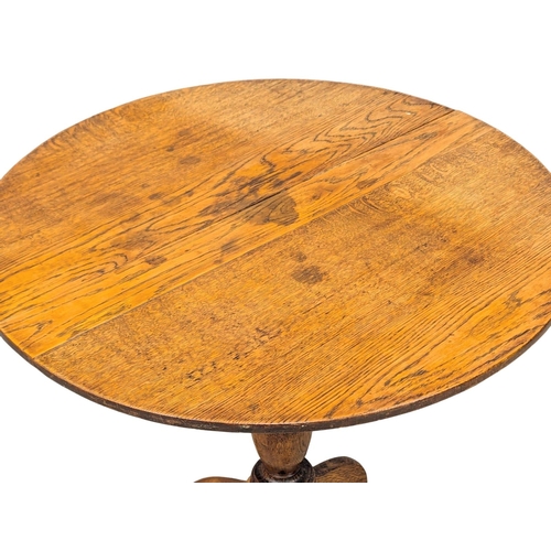 438 - A George III oak pedestal table. Circa 1790-1800. 69x65cm