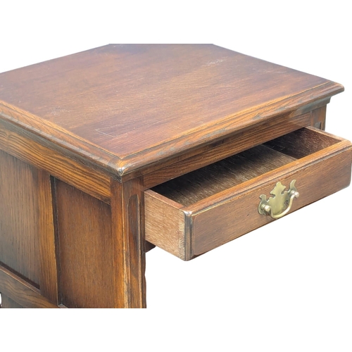 785 - A pair of good quality oak bedside chests with 4 drawers on turned bulbous feet. 46x40x70cm