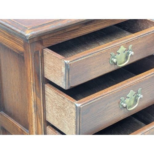 785 - A pair of good quality oak bedside chests with 4 drawers on turned bulbous feet. 46x40x70cm