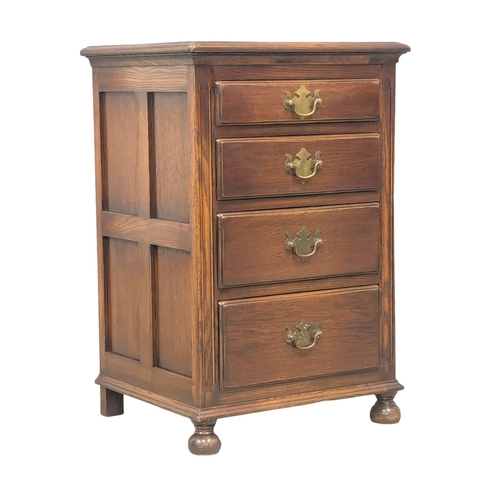 785 - A pair of good quality oak bedside chests with 4 drawers on turned bulbous feet. 46x40x70cm