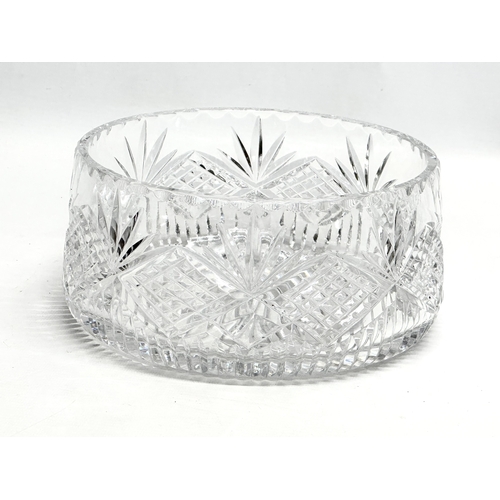 526 - The Windsor Bowl. A Limited Edition Knightsbridge Crystal bowl. Designed by Carole Knight. 20x10cm