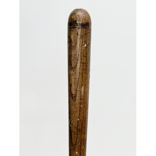 504 - A Late 19th/Early 20th Century truncheon. 42cm