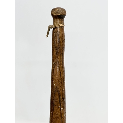 504 - A Late 19th/Early 20th Century truncheon. 42cm