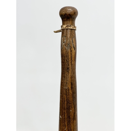 504 - A Late 19th/Early 20th Century truncheon. 42cm