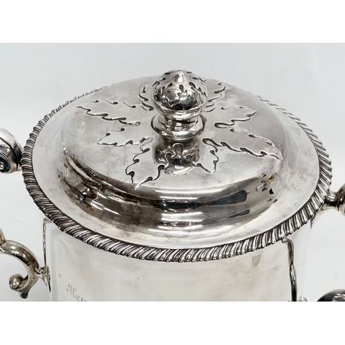 586 - A large Irish silver trophy. Dublin, 1912. 838.5g. Edmond Johnson (E. Johnson LTD) 27x15x22cm.