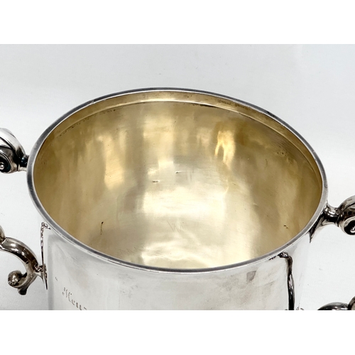 586 - A large Irish silver trophy. Dublin, 1912. 838.5g. Edmond Johnson (E. Johnson LTD) 27x15x22cm.