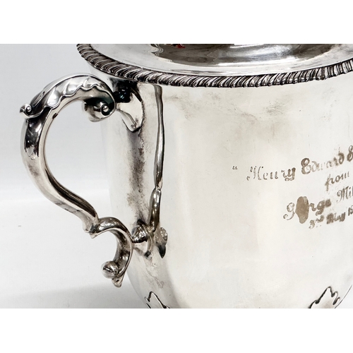 586 - A large Irish silver trophy. Dublin, 1912. 838.5g. Edmond Johnson (E. Johnson LTD) 27x15x22cm.