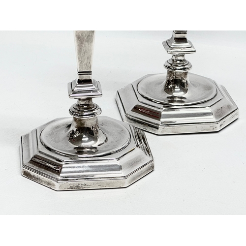 587 - A pair of large Early 20th Century silver candlesticks. Sheffield, 1923. Filled. 13x13x25.5cm