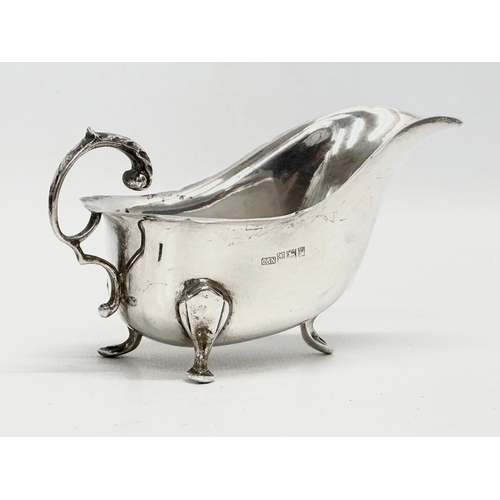 599 - A silver gravy boat. Birmingham, 1964. 82.5g. C&N.