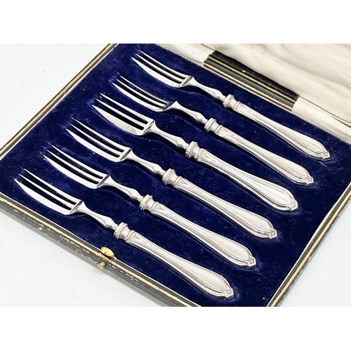 609 - A set of 6 Early 20th Century silver handled forks. 1914. 15cm. Case 20x18cm