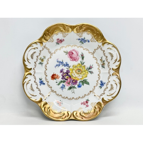 447 - Gerold-Tettau. A pair of 20th Century 24k Gold porcelain cabinet plates. 28cm