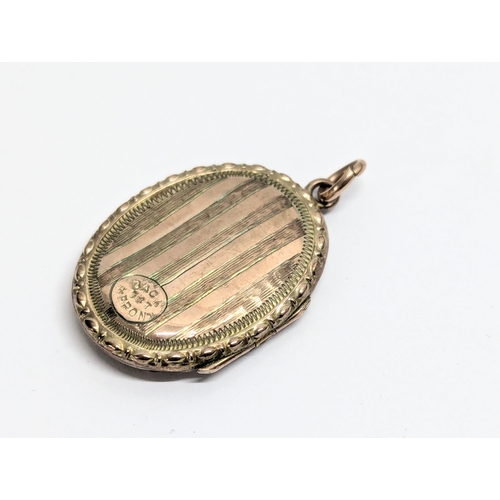 636 - A 7ct gold locket. Total weight 3.5g.