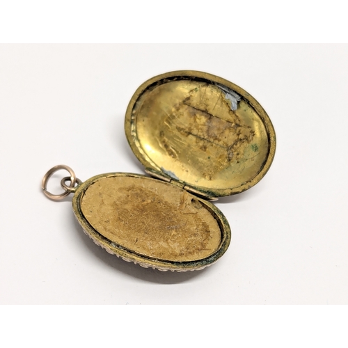 636 - A 7ct gold locket. Total weight 3.5g.