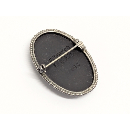 661 - A silver Wedgwood pottery brooch.