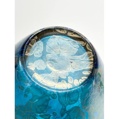 391 - Royal Brierley. A 20th Century iridescent art glass vase by Royal Brierley. 16x20.5cm