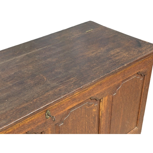 457 - A large Late 18th century George III oak mule chest. With original key and handles. Circa 1780. 145x... 