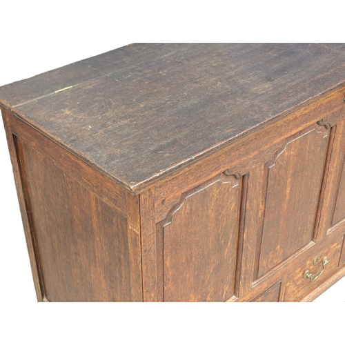 457 - A large Late 18th century George III oak mule chest. With original key and handles. Circa 1780. 145x... 