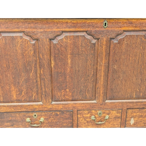 457 - A large Late 18th century George III oak mule chest. With original key and handles. Circa 1780. 145x... 