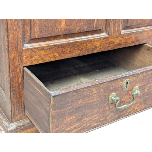 457 - A large Late 18th century George III oak mule chest. With original key and handles. Circa 1780. 145x... 