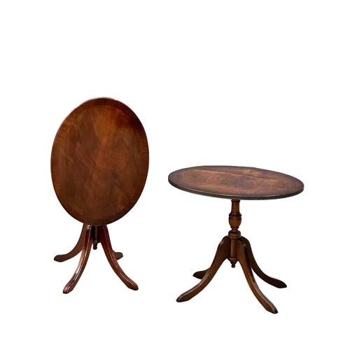 883 - A pair of Georgian style mahogany snap top lamp tables. 53.5x49x48.5cm