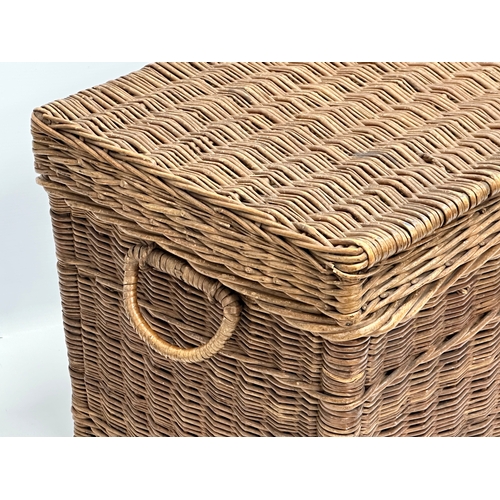 574 - A good quality Early/Mid 20th Century wicker basket with lid. 1930/1950. 60x37x35cm