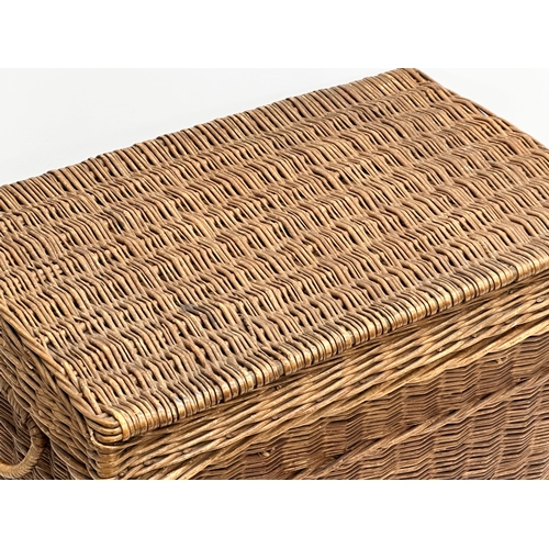 574 - A good quality Early/Mid 20th Century wicker basket with lid. 1930/1950. 60x37x35cm