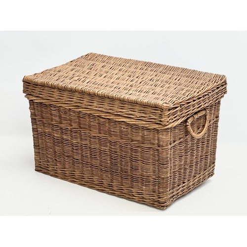 574 - A good quality Early/Mid 20th Century wicker basket with lid. 1930/1950. 60x37x35cm