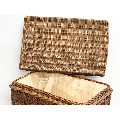 574 - A good quality Early/Mid 20th Century wicker basket with lid. 1930/1950. 60x37x35cm