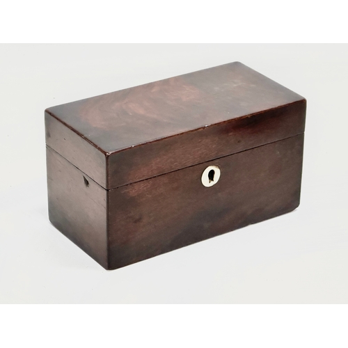 403 - A 19th Century, Early Victorian mahogany tea caddy. 19x9.5x10.5cm