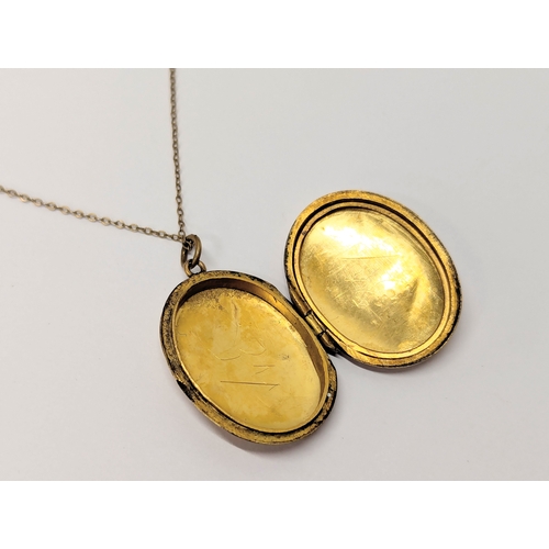 666 - A 9ct gold locket and chain. 4.9g