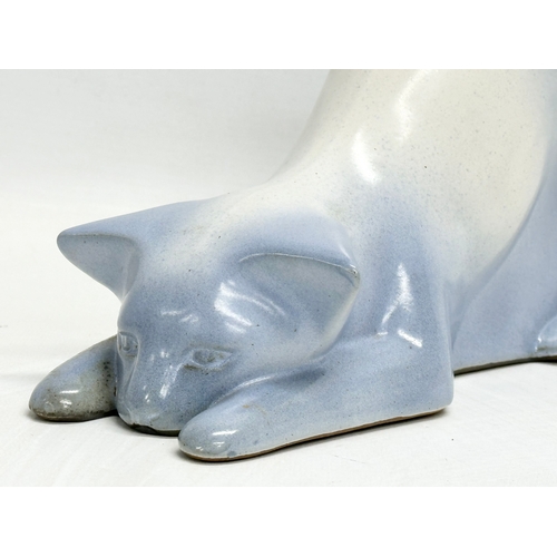 800 - J & G Morten. A pair of Mid 20th Century ceramic cats. Designed by J & G Morten. 26x21cm