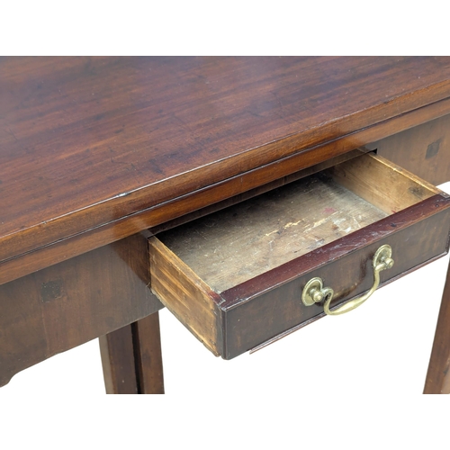 831 - An Early 19th Century George III mahogany gateleg tea table with drawer. Circa 1800. Open 89x88x71cm