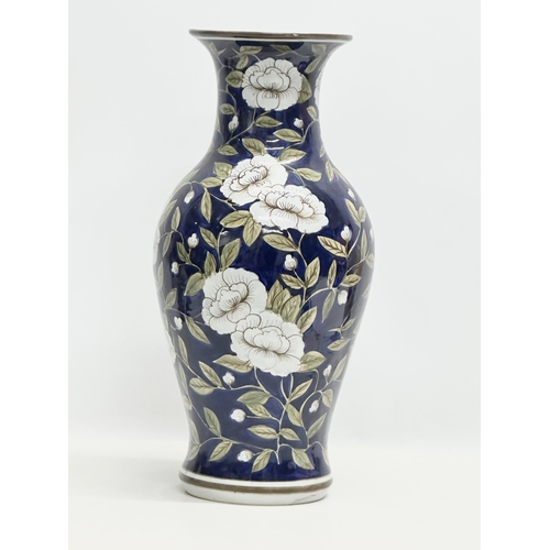 932 - A large good quality Chinese glazed baluster vase. 47cm