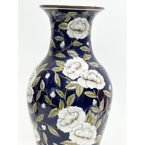 932 - A large good quality Chinese glazed baluster vase. 47cm