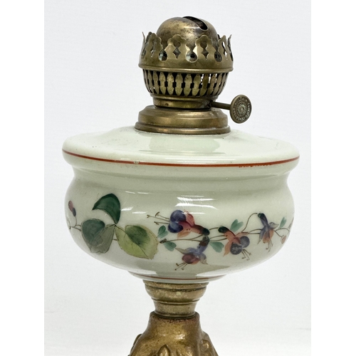 731 - A Late 19th Century Victorian oil lamp. 30cm