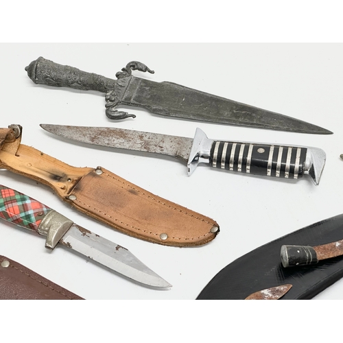 749 - A collection of vintage knives and penknives.