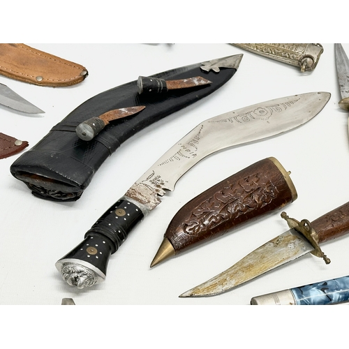 749 - A collection of vintage knives and penknives.